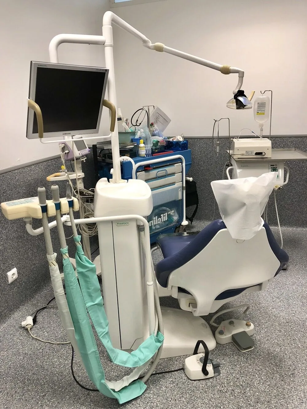 Gabinete médico com cadeira de medicina dentária